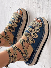 Plateau-Sandalen mit Buchstaben
